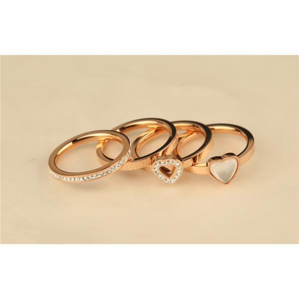 WINTER WONDERS系列玫瑰金色水晶石贝母戒指 （4只套装）