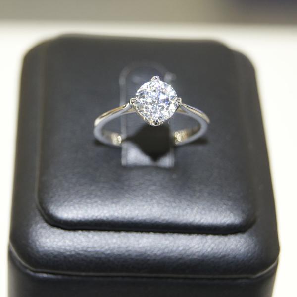 艾爾蒂純銀鍍銠戒指
(白色晶鑽)