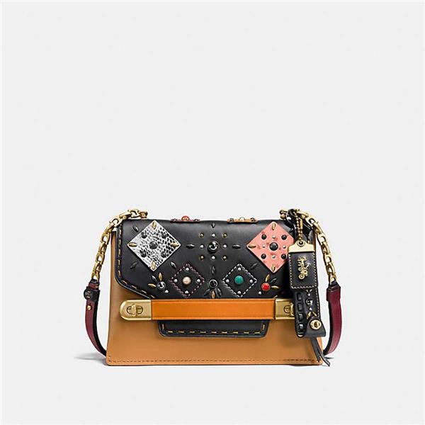 拼缀铆钉COACH SWAGGER链带斜挎包
